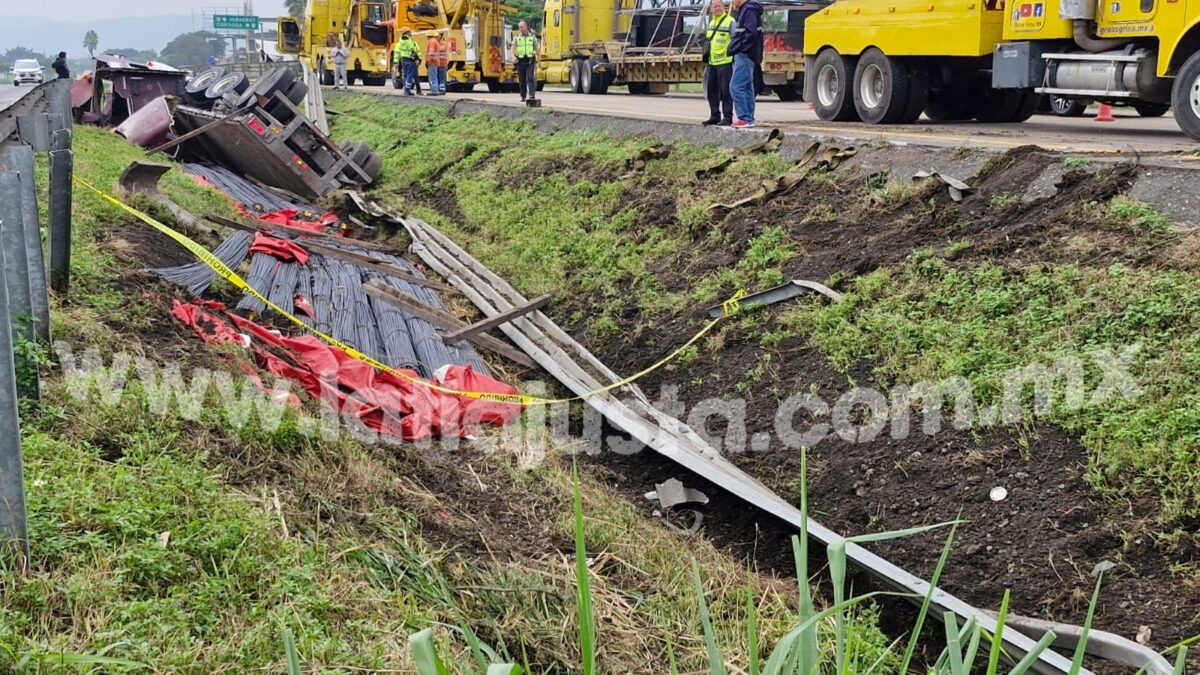 IDENTIFICAN A TRÁILERO QUE MURIÓ, CUANDO SU TRÁILER SALIO DEL CAMINO ANTES DE LLEGAR AL TRÉBOL DE CÓRDOBA.