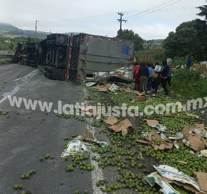 TERMINA VOLCADO TRÁILER QUE TRANSPORTABA LIMÓN.