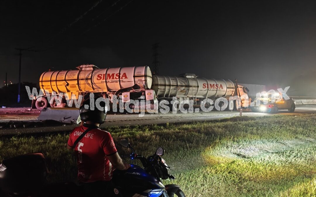 SE ACCIDENTA TRÁILER DOBLE REMOLQUE SOBRE LA AUTOPISTA CÓRDOBA- VERACRUZ.