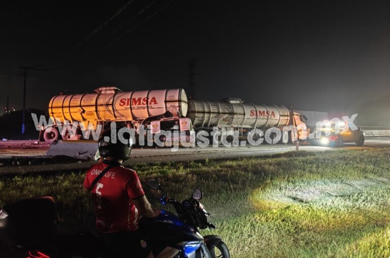 SE ACCIDENTA TRÁILER DOBLE REMOLQUE SOBRE LA AUTOPISTA CÓRDOBA- VERACRUZ.