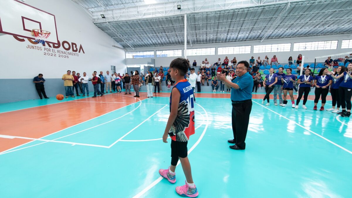 Inauguran autoridades municipales la obra de rehabilitación del Gimnasio Unidad y Trabajo San José.