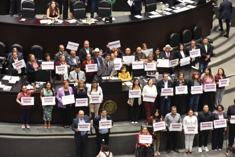 Maestros de Veracruz asistieron al Cámara de Diputados para presenciar votación por salario digno