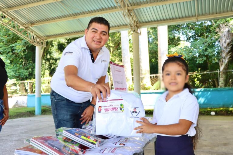 ENTREGARÁN EN IXTAC, MÁS DE 8 MIL UNIFORMES Y ÚTILES ESCOLARES GRATUITOS