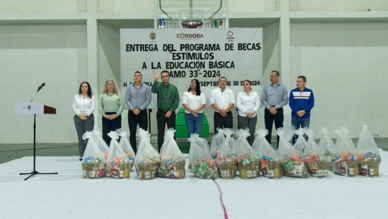Entrega Córdoba Becas del Ramo 033 a 400 estudiantes