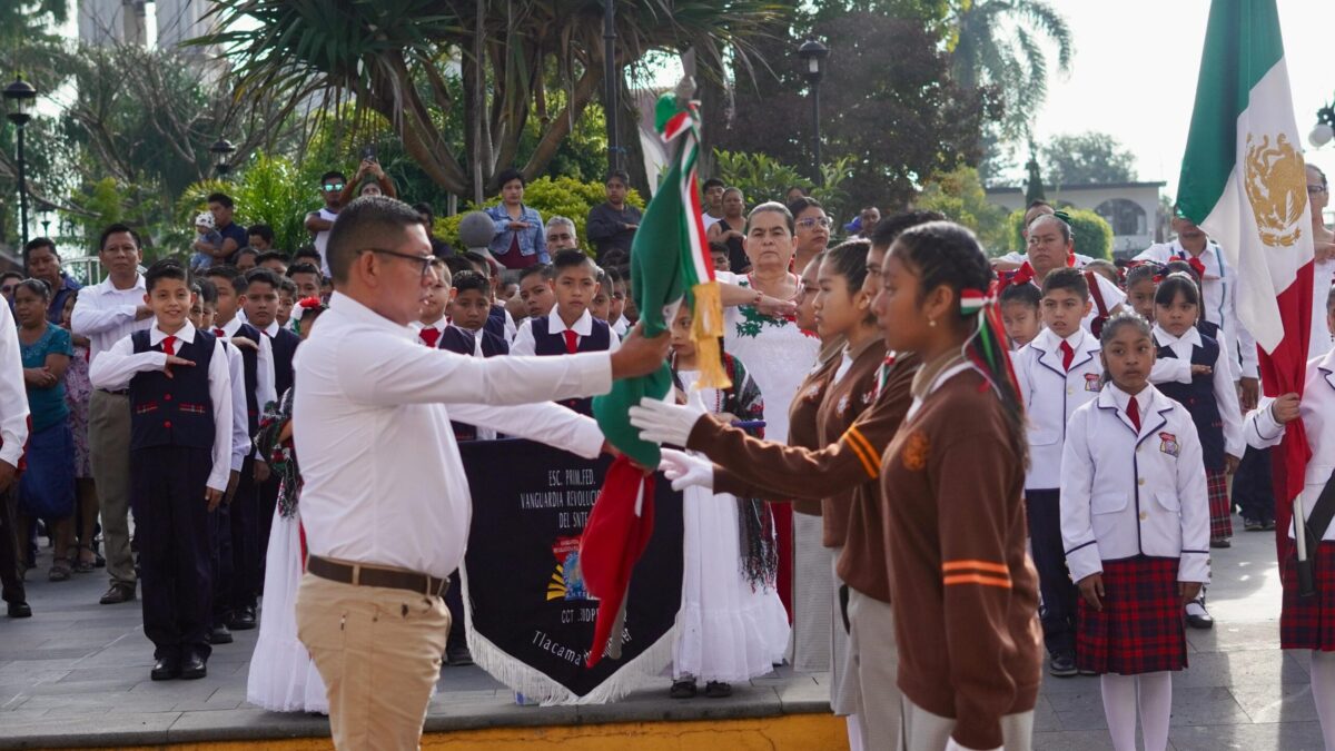 Conmemoran el 214 aniversario de la independencia de México