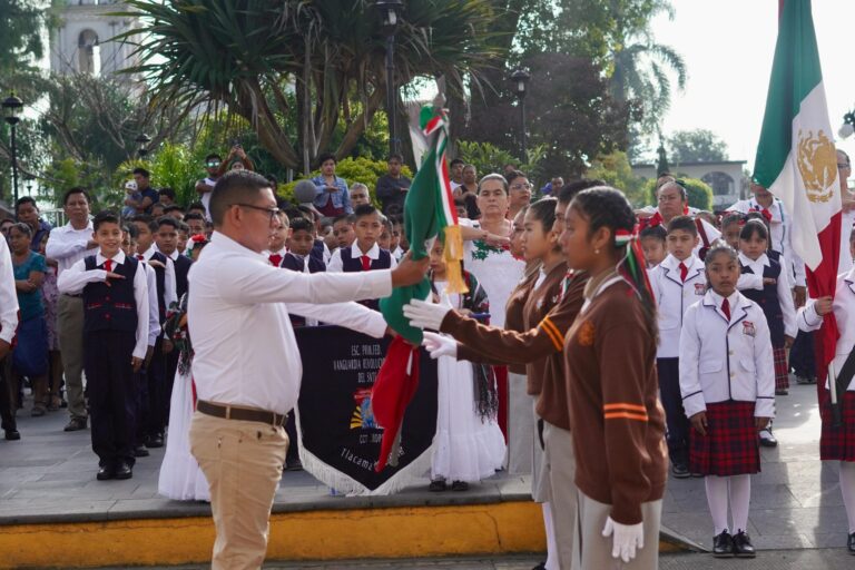 Conmemoran el 214 aniversario de la independencia de México
