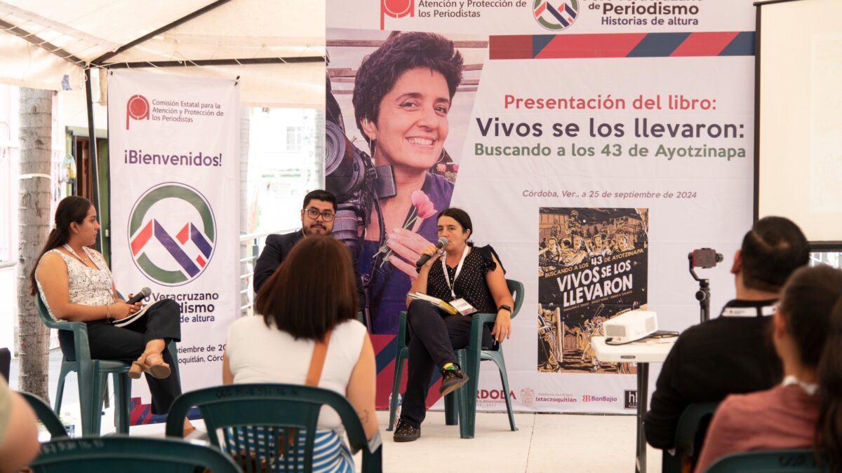 CEAPP y Foro Veracruzano de Periodismo presentan libro sobre Ayotzinapa en la Calle del Arte