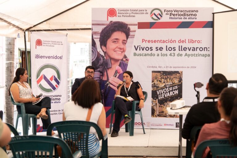 CEAPP y Foro Veracruzano de Periodismo presentan libro sobre Ayotzinapa en la Calle del Arte