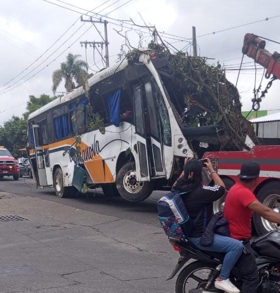 Continúan ocho hospitalizados; tras accidente de autobús en Coscomatepec