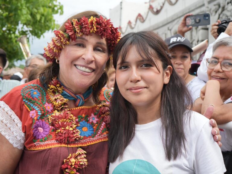 RECONOCE ROCÍO NAHLE A ANGELA OLAZARÁN, LA MEJOR ESTUDIANTE DEL MUNDO