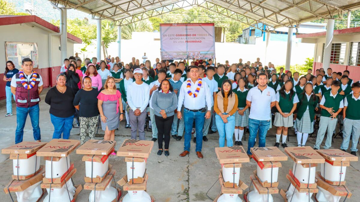 ENTREGAN  SANITARIOS A TELESECUNDARIA HÉROES DE LA PATRIA
