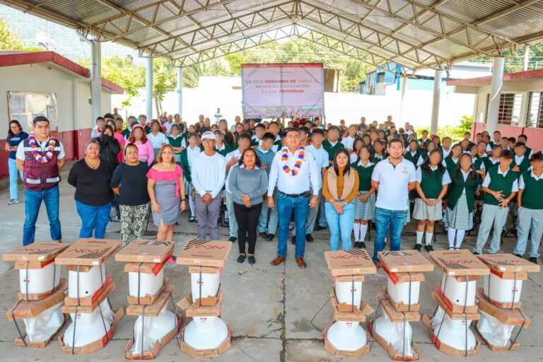 ENTREGAN  SANITARIOS A TELESECUNDARIA HÉROES DE LA PATRIA