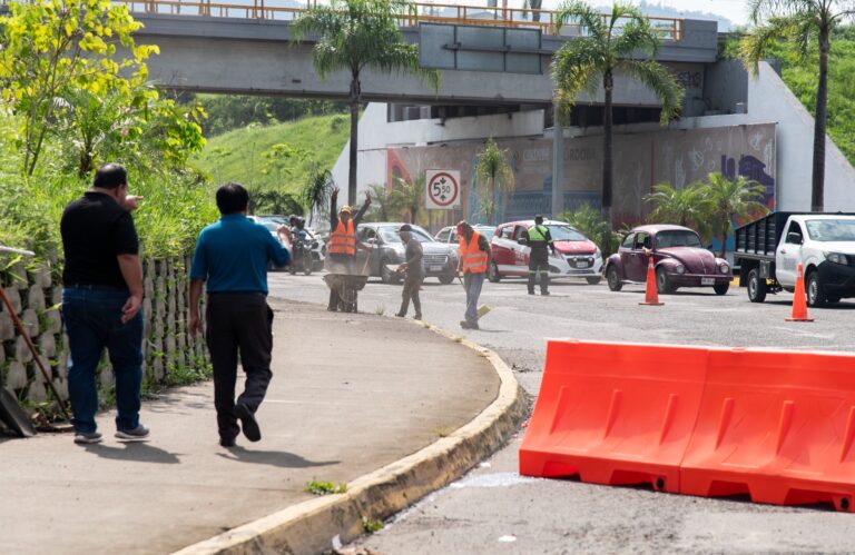 Cierre de vialidad en el Trebol de El Diamante