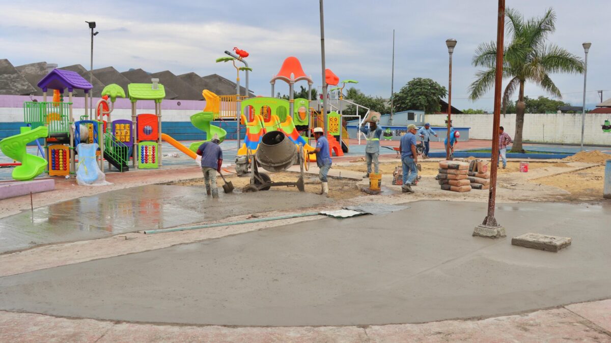 EN IXTACZOQUITLÁN CONSTRUYEN MÁS ESPACIOS PÚBLICOS PARA LOS ZOQUITECOS