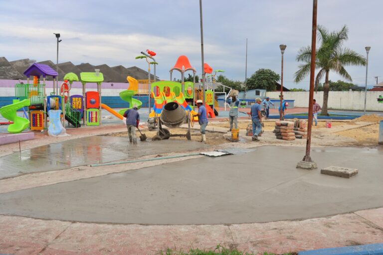 EN IXTACZOQUITLÁN CONSTRUYEN MÁS ESPACIOS PÚBLICOS PARA LOS ZOQUITECOS