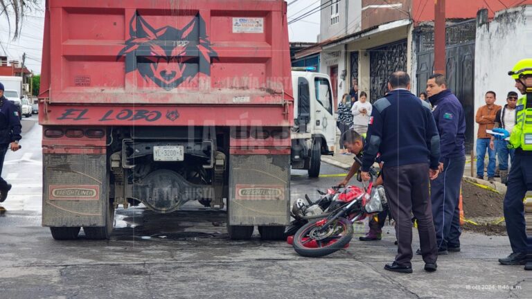 Accidente entre camión materialista y motocicleta