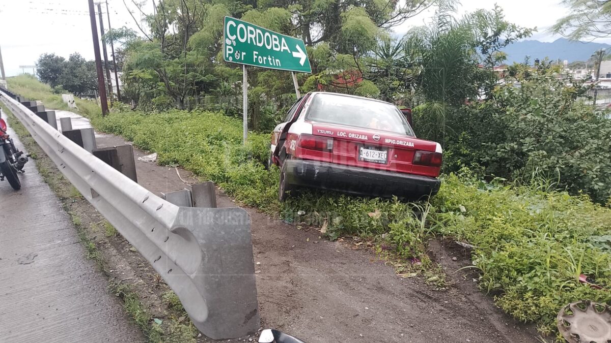 TRÁILER SACA DE LA CARRETERA A TAXISTA