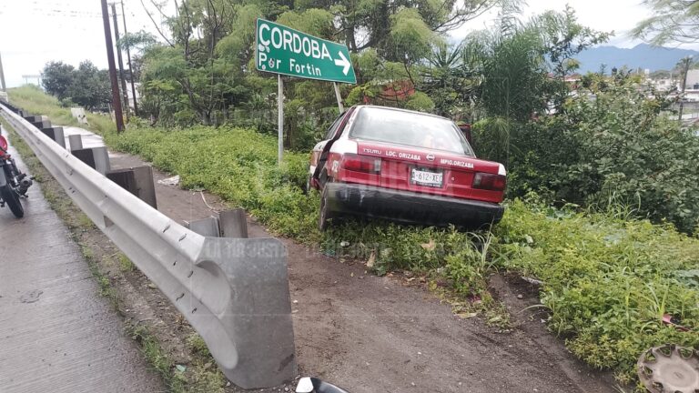 TRÁILER SACA DE LA CARRETERA A TAXISTA