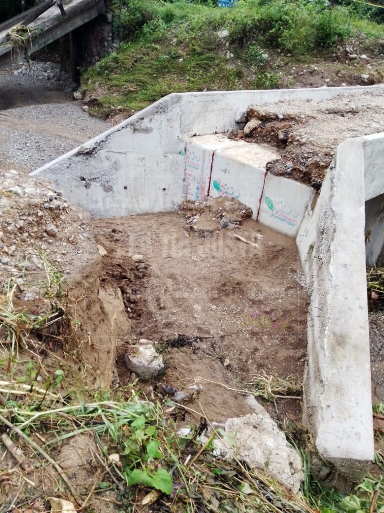 Se desploma puente y deja incomunicadas a más de 10 mil familias
