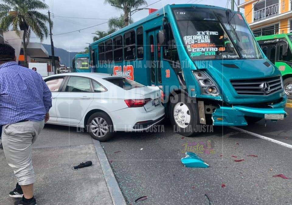 Choca particular y autobús de pasaje