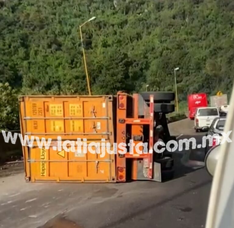 VUELCA TRÁILER CUANDO ASCENDÍA LAS CUMBRES DE MALTRATA DE LA AUTOPISTA 150D ORIZABA-PUEBLA.
