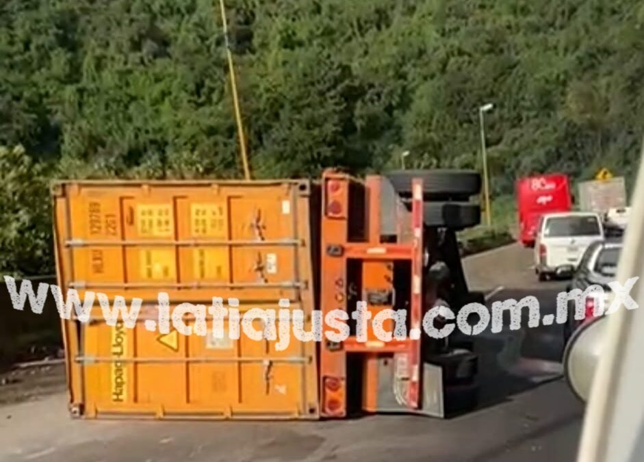 VUELCA TRÁILER CUANDO ASCENDÍA LAS CUMBRES DE MALTRATA DE LA AUTOPISTA 150D ORIZABA-PUEBLA.