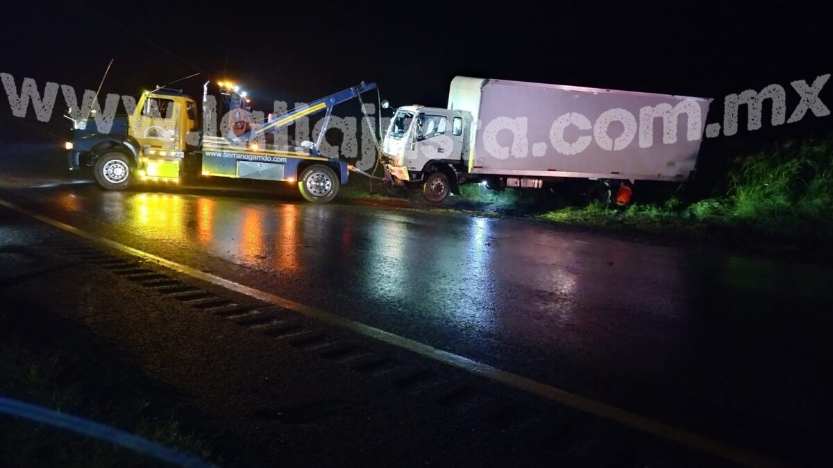 CAMIÓN DE CARGA CAE A BARRANCO DE LA AUTOPISTA 150D ORIZABA- PUEBLA.