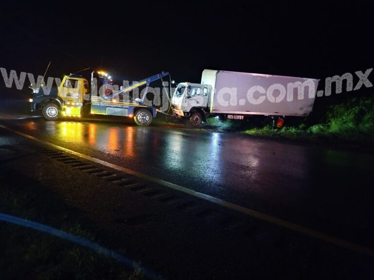 CAMIÓN DE CARGA CAE A BARRANCO DE LA AUTOPISTA 150D ORIZABA- PUEBLA.