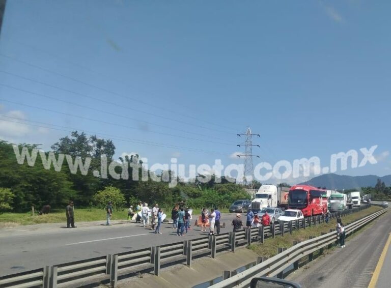 HABITANTES DE HUILOAPAN DE CUAUHTÉMO, BLOQUEAN LA AUTOPISTA 150D PARA EXIGIR OBRAS A LA PRESIDENTA MUNICIPAL.