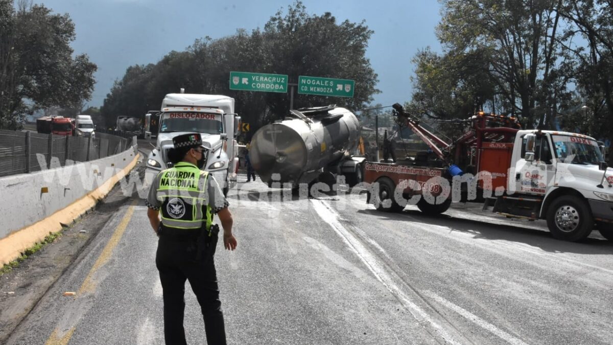 EVACUAN PLANTEL ESCOLAR Y CIERRAN AUTOPISTA 150D PUEBLA-ORIZABA POR DERRAME DE COMBUSTÓLEO, EN NOGALES.