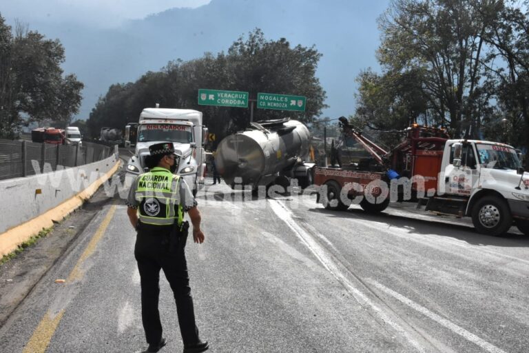 EVACUAN PLANTEL ESCOLAR Y CIERRAN AUTOPISTA 150D PUEBLA-ORIZABA POR DERRAME DE COMBUSTÓLEO, EN NOGALES.