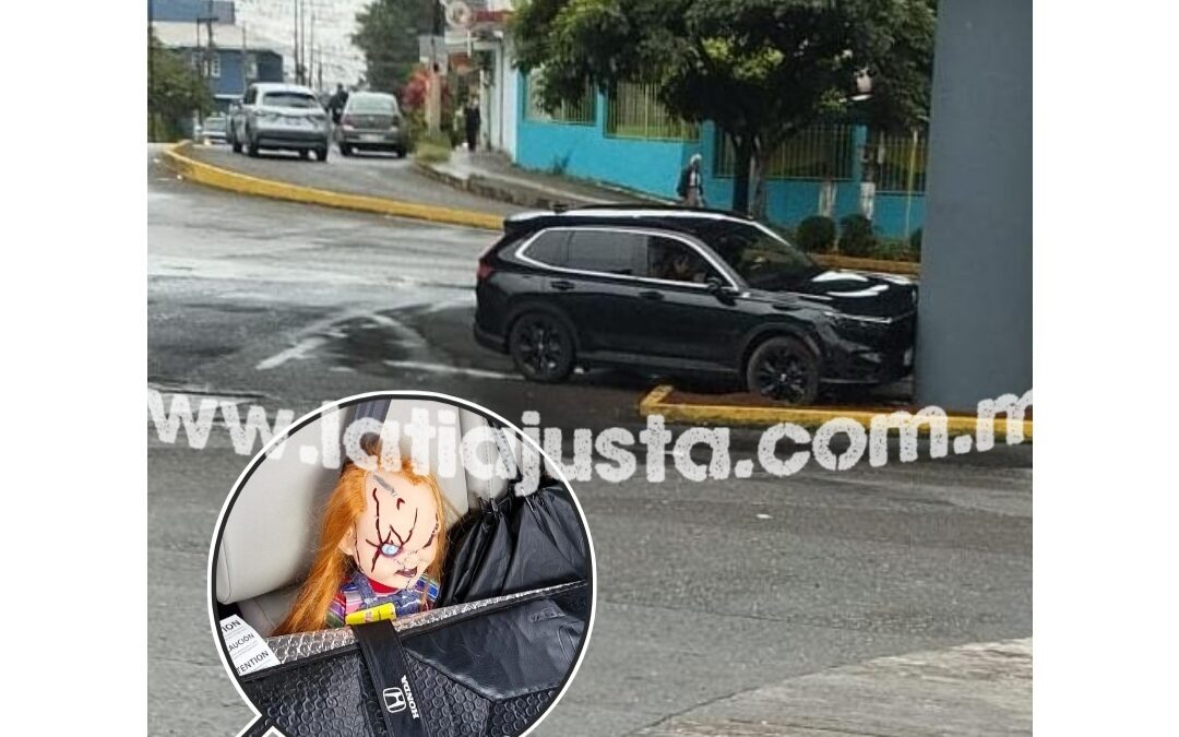 CHUCKY EL MUÑECO DIABÓLICO VIAJABA EN LA PARTE DE ATRAS DE LA CAMIONETA CUANDO LA CONDUCTORA SE IMPACTAN CONTRA PILAR DE PUENTE. 