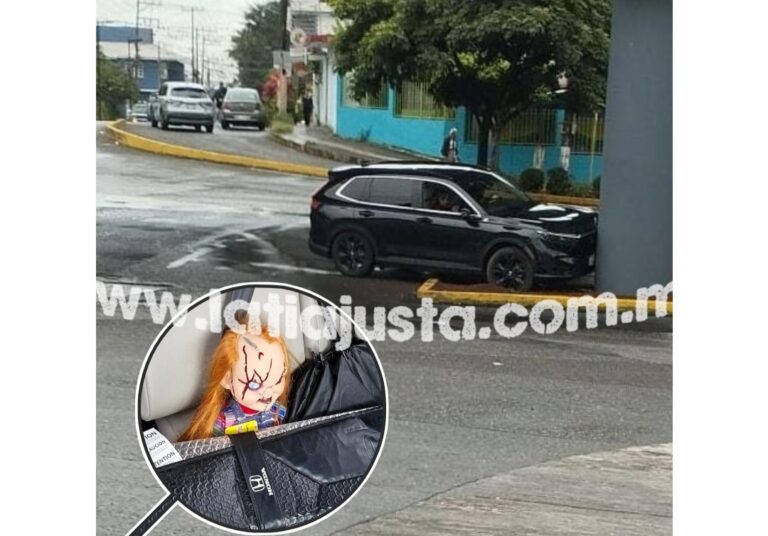 CHUCKY EL MUÑECO DIABÓLICO VIAJABA EN LA PARTE DE ATRAS DE LA CAMIONETA CUANDO LA CONDUCTORA SE IMPACTAN CONTRA PILAR DE PUENTE. 