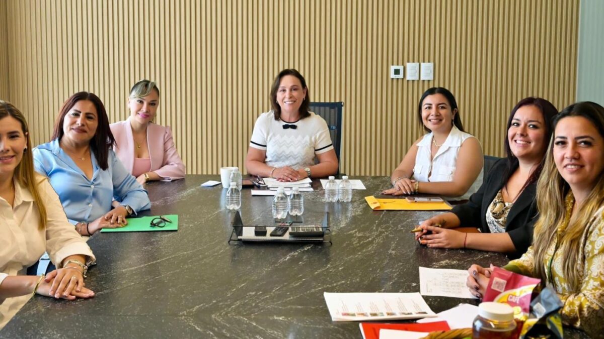 PRESENTA ROCÍO NAHLE AL EQUIPO DE DIF ESTATAL Y SEDECOP