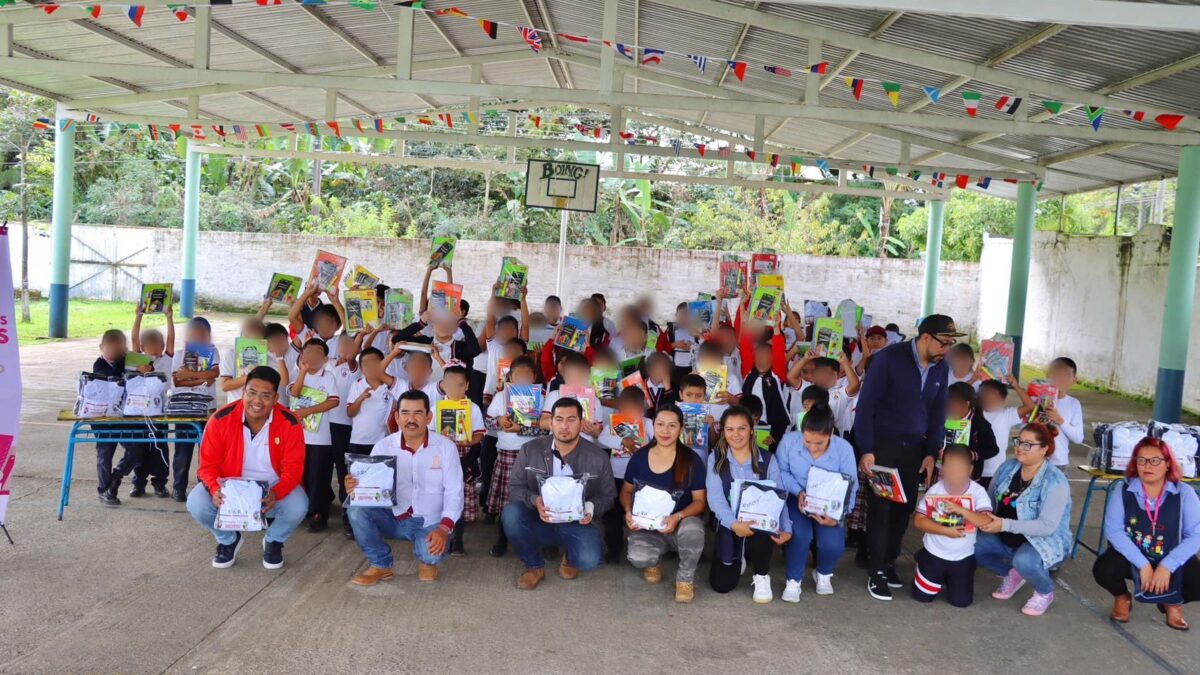 Continúan con la entrega de uniformes y útiles escolares en el Ixtaczoquitlán