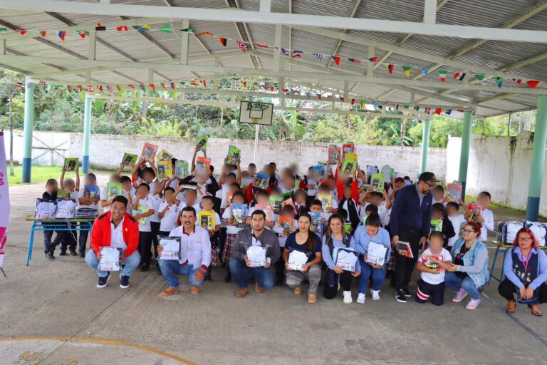 Continúan con la entrega de uniformes y útiles escolares en el Ixtaczoquitlán