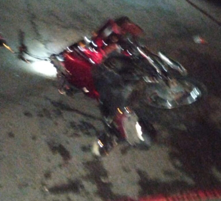 MUER€N AL DERRAPAR EN MOTO