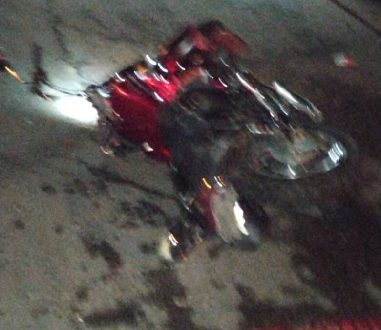 MUER€N AL DERRAPAR EN MOTO