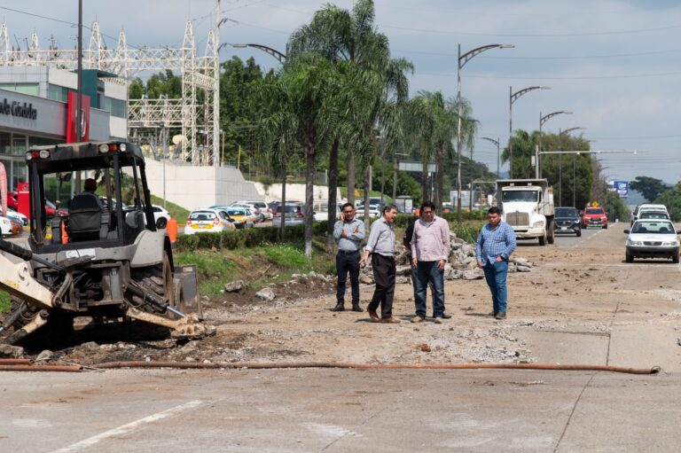 Con estricto cuidado al recurso municipal se está trabajando para reparar el socavón: Juan Martínez