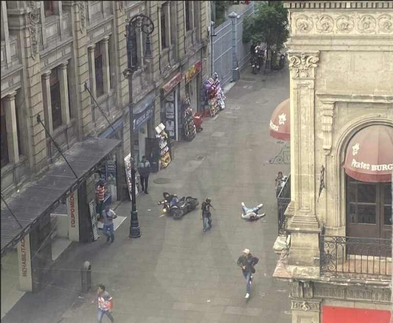 Bal#an a activista Diana Sánchez Barrios en el Centro de la CDMX