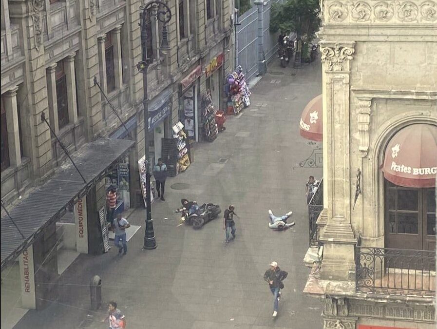 Bal#an a activista Diana Sánchez Barrios en el Centro de la CDMX