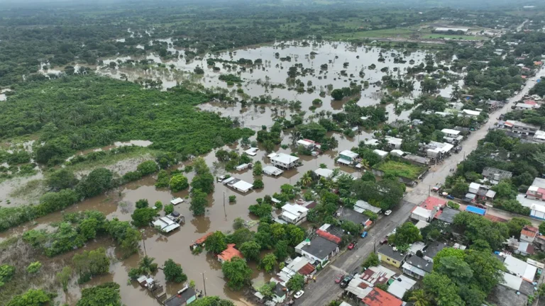 Al menos 51 comunidades inundadas en Veracruz por desbordamiento del río Coatzacoalcos