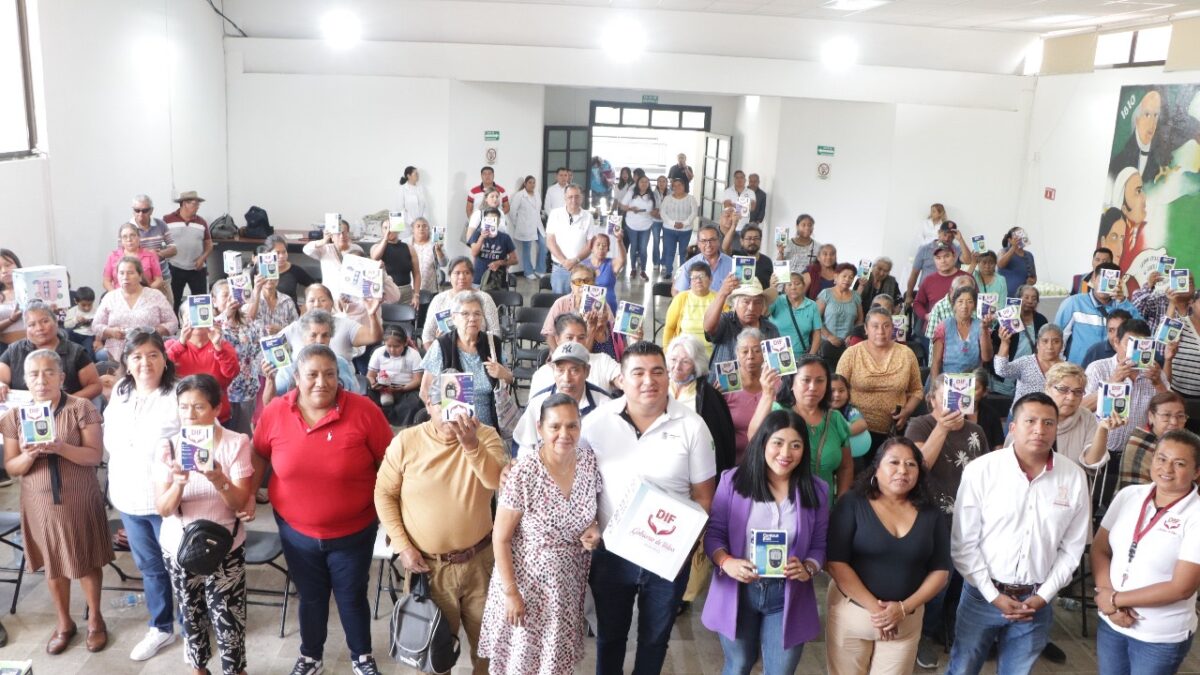 EN IXTACZOQUITLÁN, REALIZAN ENTREGA DE GLUCÓMETROS, EN DÍA MUNDIAL DE LA DIABETES