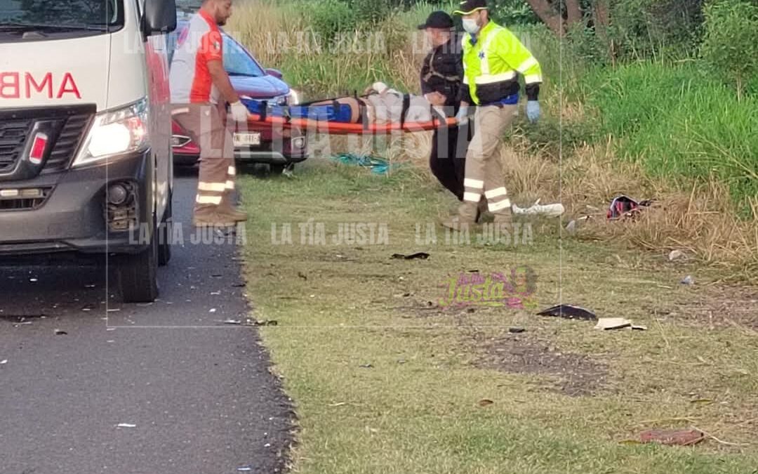 MOTOCICLISTA SE IMPACTA CONTRA CAMIONETA