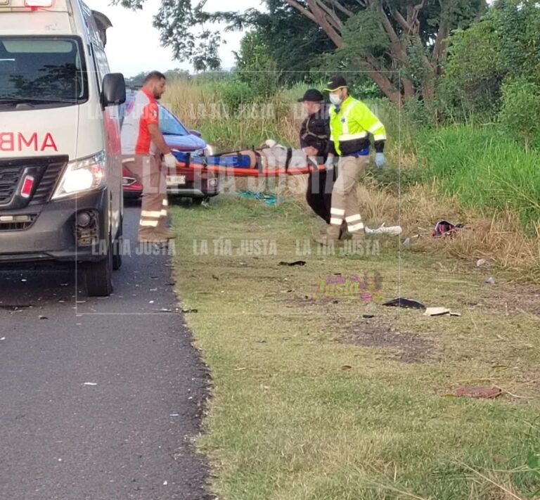 MOTOCICLISTA SE IMPACTA CONTRA CAMIONETA