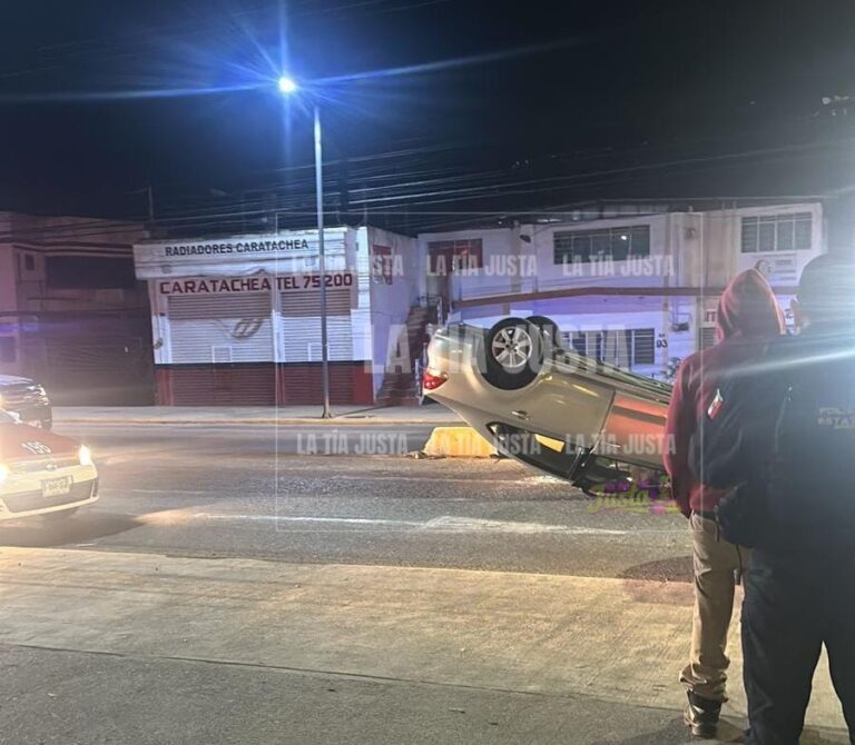 Vuelca Volkswagen Vento en Avenida Camino Nacional