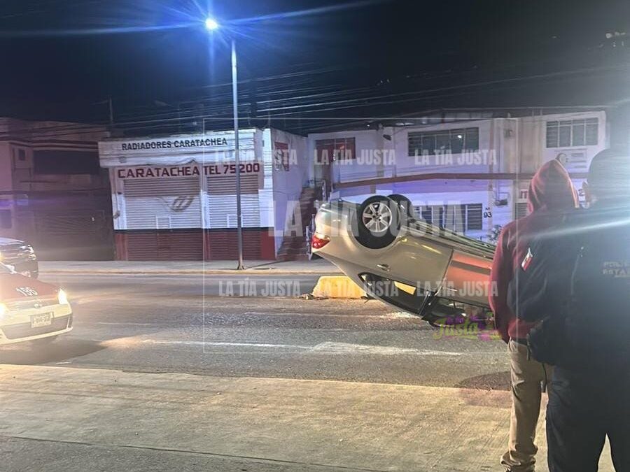 Vuelca Volkswagen Vento en Avenida Camino Nacional