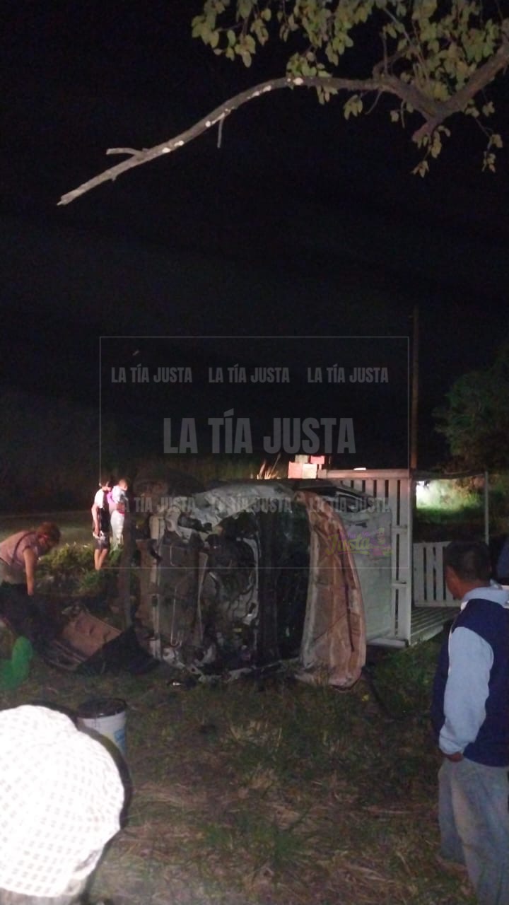 MUEREN DOS EN VOLCADURA