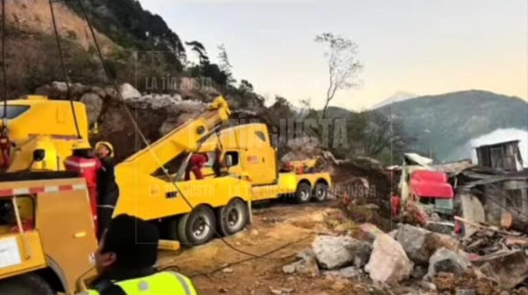 Retiran seis unidades que quedaron atrapadas durante el derrumbe de la autopista