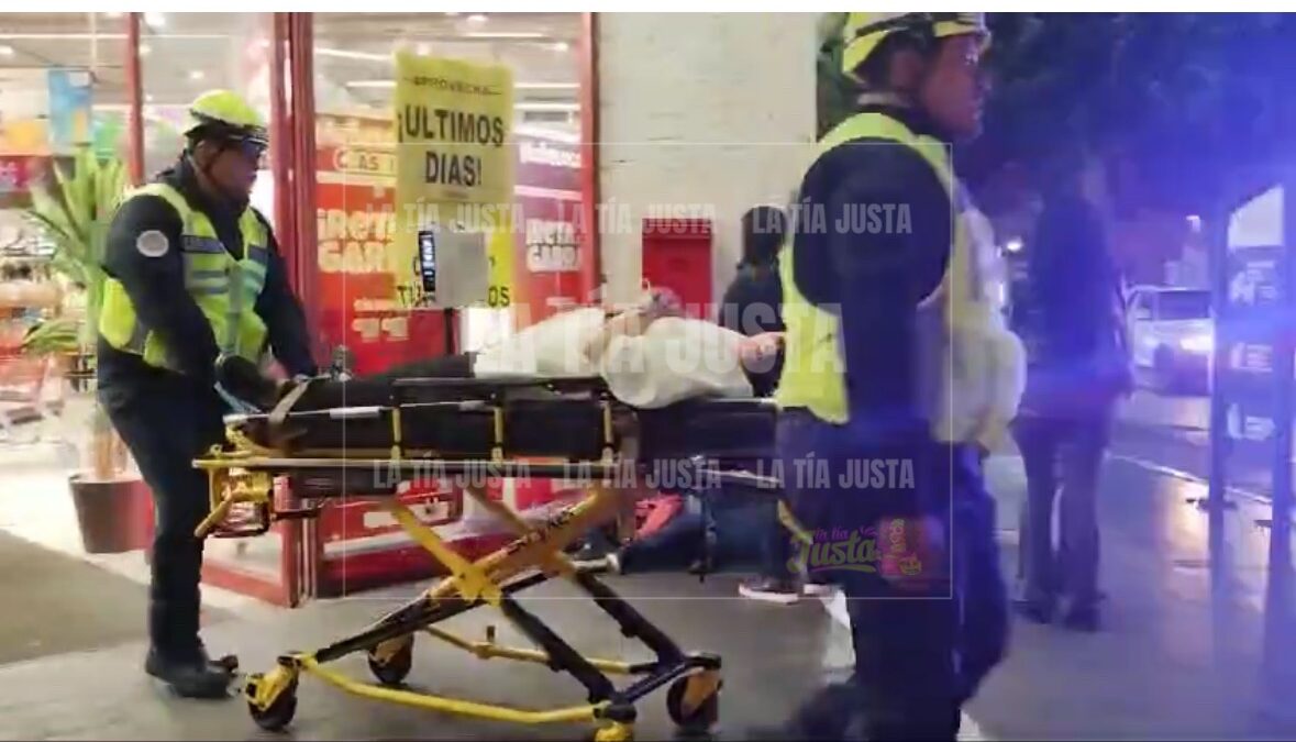 Cae en centro comercial y queda inconsciente